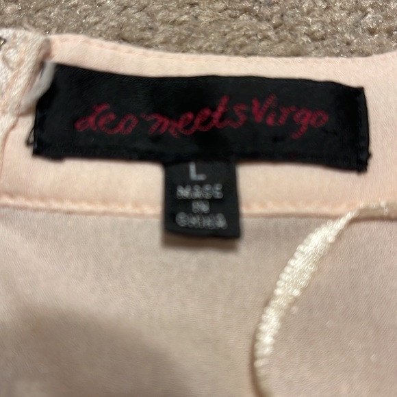 Leo meets Virgo size large lacy blush pink top - Picture 2 of 2